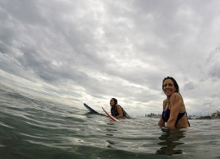 Galeria - Joana Machado e filha Ana Luiza surfando (Foto: Marcos Serra Lima/EGO)