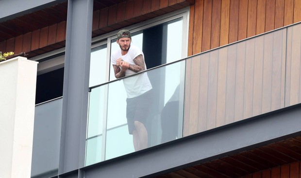 David Beckham na varanda de hotel no RJ (Foto: Gabriel Reis e André Freitas / AgNews)