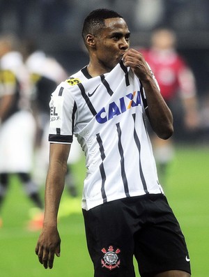 Corinthians aguarda Elias para recompor equipe e buscar arrancada