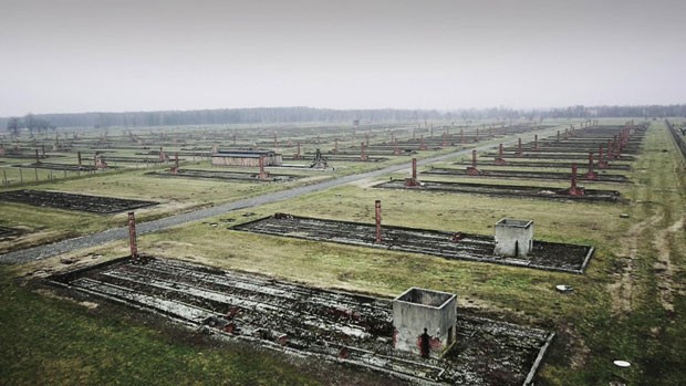 Imagens aéreas registradas pela BBC por meio de um drone mostram como é hoje o campo de concentração de Auschwitz-Birkenau (Foto: BBC)