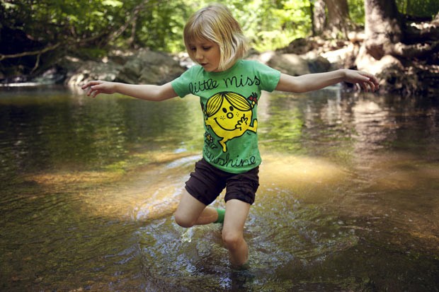 Lori Anne Madison busca lesmas e caracóis em rio nos Estados Unidos; aos 6 anos, ela é a mais jovem competidora do Concurso Nacional de Soletração do país (Foto:  (AP Photo/Jacquelyn Martin))