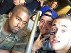 Kanye West faz cara de poucos amigos em foto com fãs
