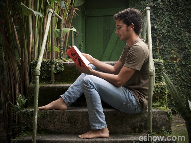 Gabriel aprendeu a ler sozinho, antes de todos os colegas de turma (Foto: Malhação/ TV Globo)