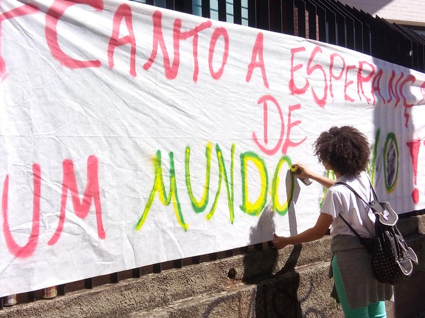 Em Belo Horizonte, manifestante produz faixa que pede &#39;um mundo melhor&#39;, durante ato na Praça Afonso Arinos (Foto: Alex Araújo/G1)