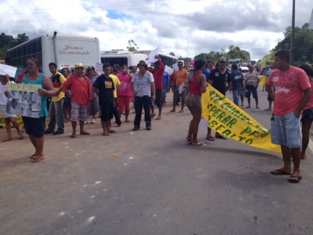 Manifestantes utilizaram faixas, pneus e madeiras para impedir a passagem de carros (Foto: Ana Graziela Maia/Rádio Amazonas FM)