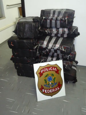 Polícia Federal apreende avião e 400 kg de cocaína em Porto Feliz (Foto: Eduardo Ribeiro Jr./G1)