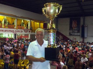 Presidente Robertinho segurando o troféu de campeã (Foto: Juliana Borges/ G1 ES)