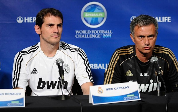 Casillas e Mourinho (Foto: AFP)