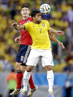 Hulk e James disputam bola no ar (Foto: Lavandeira jr)