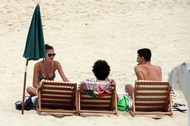 Carol Francischini em praia no RJ com amigos (Foto: Fabio Moreno/Photo RioNews)