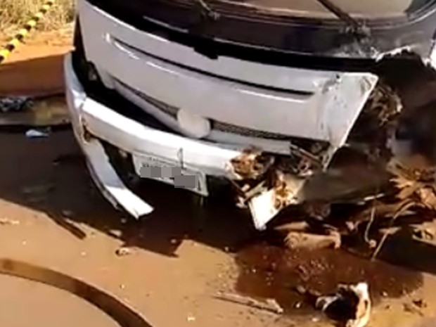 Micro-ônibus que transporta trabalhadores ficou destruído (Foto: Divulgação/Polícia Militar) Micro-ônibus que transporta trabalhadores ficou destruído (Foto: Divulgação/Polícia Militar)