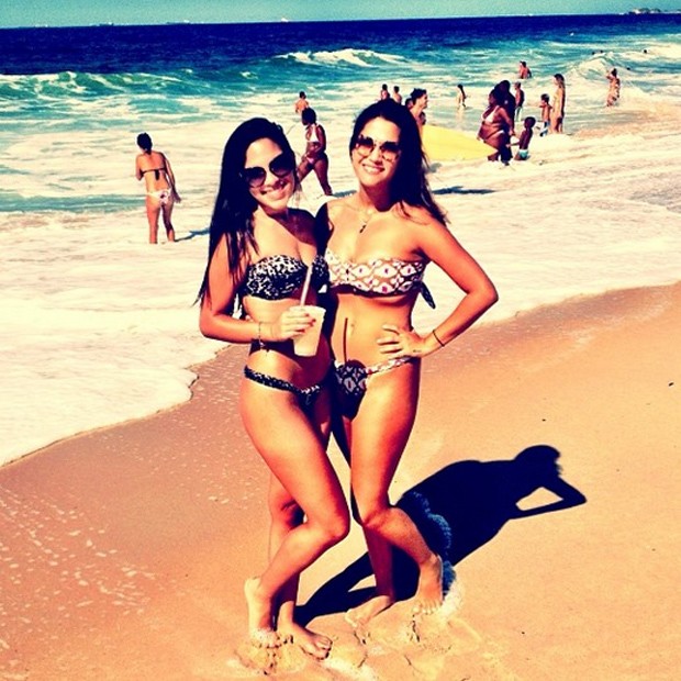 Jssica Costa mostra corpo em pose na praia com amiga (Foto: Reproduo/Instagram)
