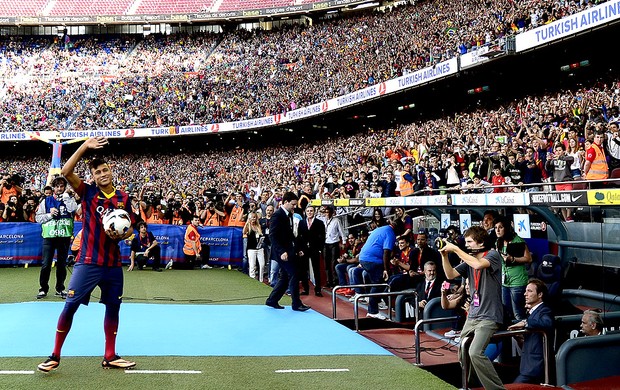 Neymar apresentação Barcelona crianças (Foto: AFP)