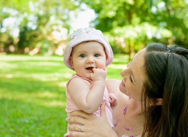 Mãe em banho de sol com o bebê (Foto: Shutterstock)