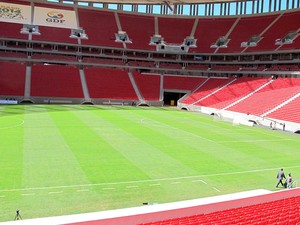 Campo do Estádio Nacional Mané Garrincha, em Brasília, visto da arquibancada. Arena foi inaugurada na manhã deste sábado (18) pela presidente Dilma Rousseff e o governador do Distrito Federal, Agnelo Queiroz (Foto: Lucas Nanini/G1)