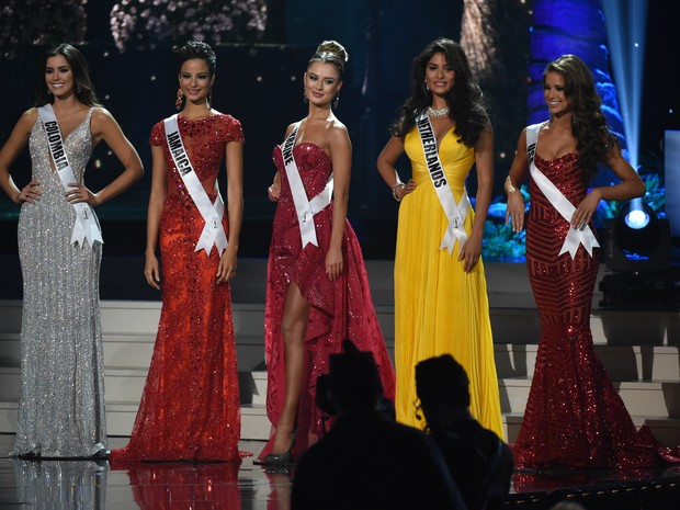 Miss Colômbia Paulina Vega; Miss Jamaica Kaci Fennell;Miss Ucrânia Diana Harkusha; Miss Holanda Yasmin Verheijen; e Miss USA Nia Sanchez (Foto: AFP)