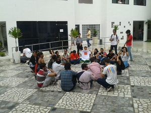 Estudantes estão no pátio da Câmara Municipal de Natal (Foto: Fernanda Zauli)