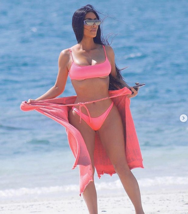 Kim Kardashian Adere Ao Underboob Em Viagem A Bali Revista Marie