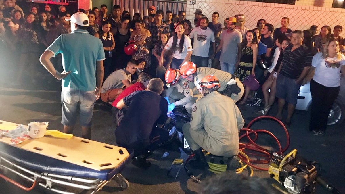 Mulher fica com motocicleta presa ao corpo após batida em Bayeux ... - Globo.com