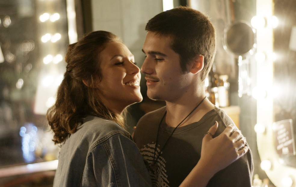 Zac se rende aos encantos de Syl (Foto: TV Globo)