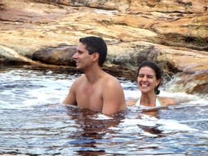 Casal se diverte nas águas do Riacho da Onça. (Foto: Thiago França/G1)
