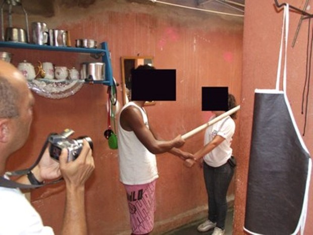 Suspeito do crime mostra como a menina foi golpeada. (Foto: Polícia Militar)