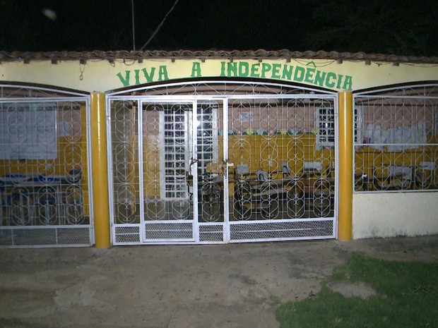 Professor foi morto quando saiu desta escola em Coremas (Foto: Reprodução/TV Paraíba)