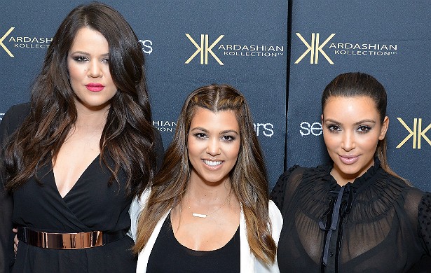E, claro, as três irmãs Kardashians também são extremamente unidas. Ninguém segura Kim (de 33 anos, à dir.), Khloé (de 30, à esq.) e Kourtney (35, no centro). (Foto: Getty Images)