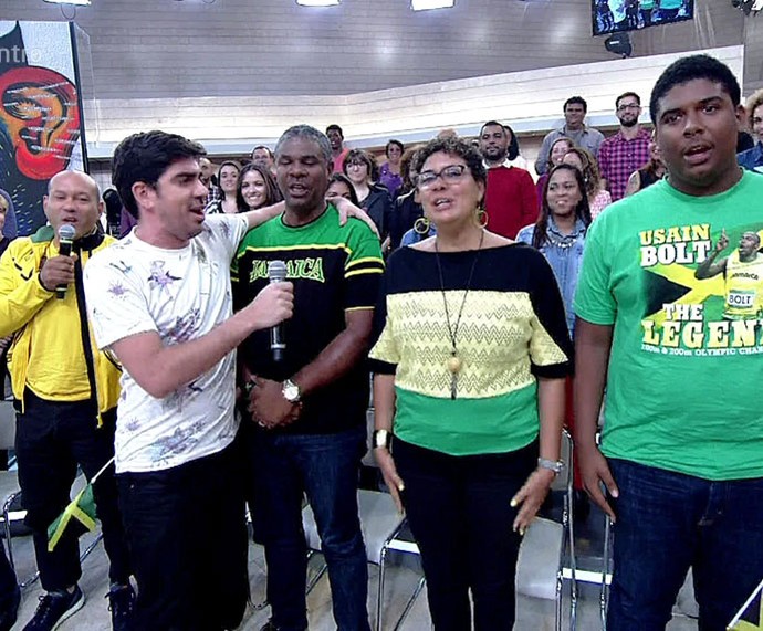 Adnet canta o hino da Jamaica ao lado de jamaicanos  (Foto: TV Globo)