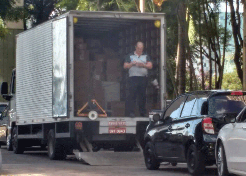 Caminhão recolhe caixas em frente a escritório do PMDB, em Brasília (Foto: Divulgação)