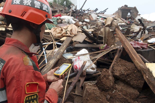 Integrante de equipe de resgate busca por desaparecidos após terremoto na China nesta segunda-feira (4) (Foto: Xinhua, Wu Zhangjun/AFP)