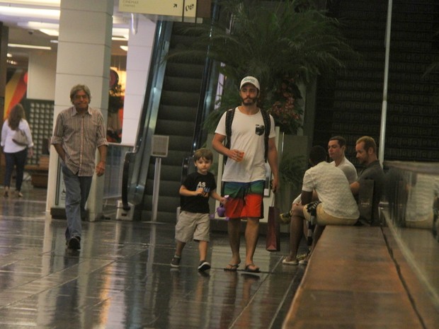 Thiago Rodrigues com o filho, Gabriel, em shopping no Rio (Foto: Daniel Delmiro/ Ag. News)