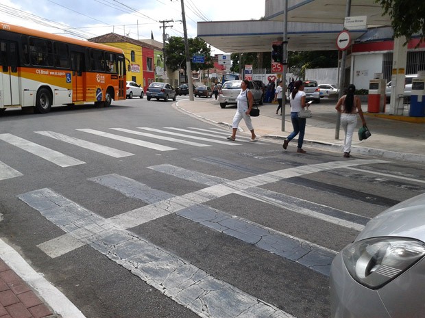 Faixa de pedestre mal apagada causa confusão em São José dos Campos (Foto: Daniel Corrá/G1)