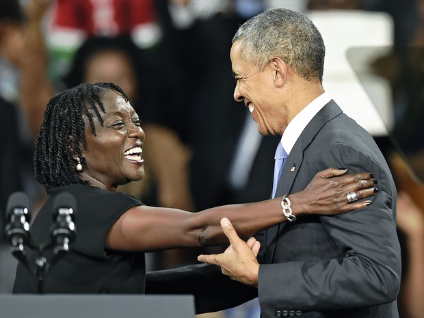 Presidente dos EUA abraça sua meia-irmã Auma Obama (Foto: AFP PHOTO/Carl de Souza)