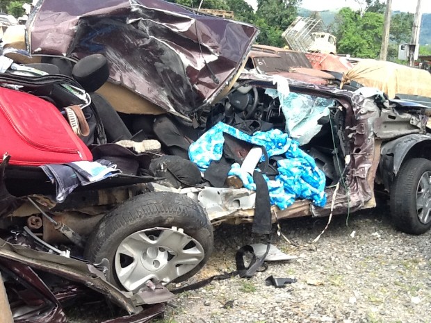 Acidente entre ônibus e carro deixa duas pessoas mortas em Miracatu (Foto: Rinaldo Rori/TV Tribuna)