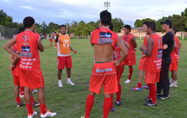 Técnico do Baré, Cláudio Marcos, conversou com os atletas para salientar a importância de cada vitória nesse returno (Foto: rodrigo litaiff)