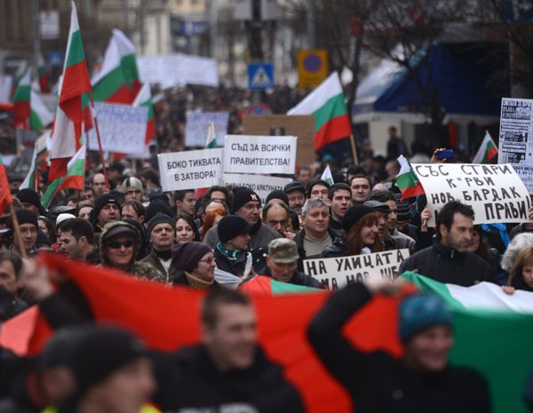Centenas de milhares de manifestantes protestam, em Sófia, contra medidas de austeridade e corrupção no país. (Foto: Dimitar Dilkoff/AFP)