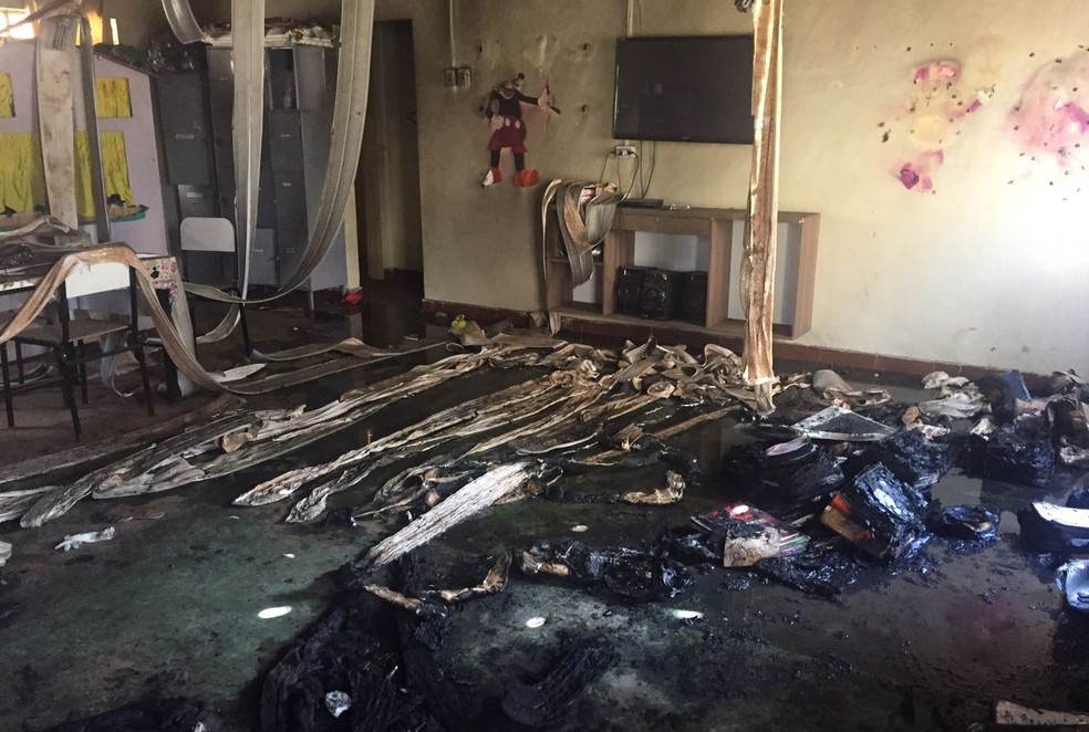 Sala de aula ficou destruída após o crime (Foto: Natália Jael/Inter TV Grande Minas)