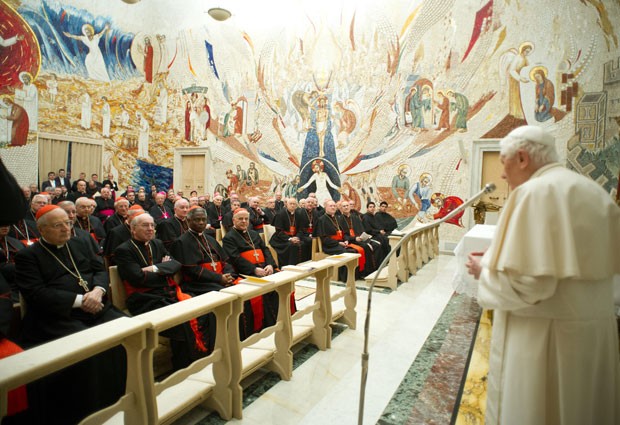 Imagem divulgada neste sábado (23) mostra o Papa Bento XVI (à direita) lendo mensagem aos cardeais após concluir retiro espiritual (Foto: L'Osservatore Romano/AP)