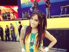 Já no clima do jogo do Brasil, Anitta posa com camiseta verde e amarela