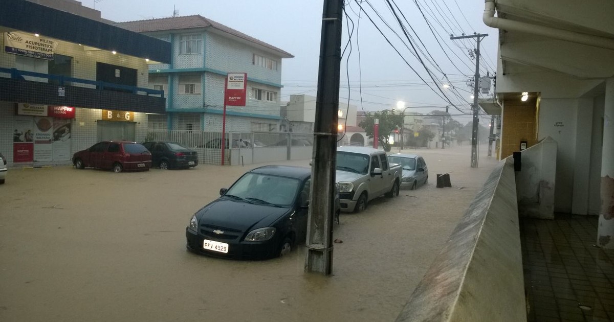 G1 Chuva de mais de 100 milímetros causa transtornos no Grande Recife