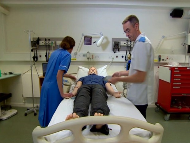 Manequim ajuda a avaliar atendimento de médicos e enfermeiros (Foto: BBC)