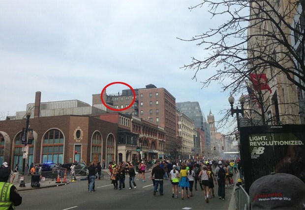 Foto mostra pessoa no telhado de prédio antes de segunda explosão (Foto: Reprodução/Twitter/Boston to a T)