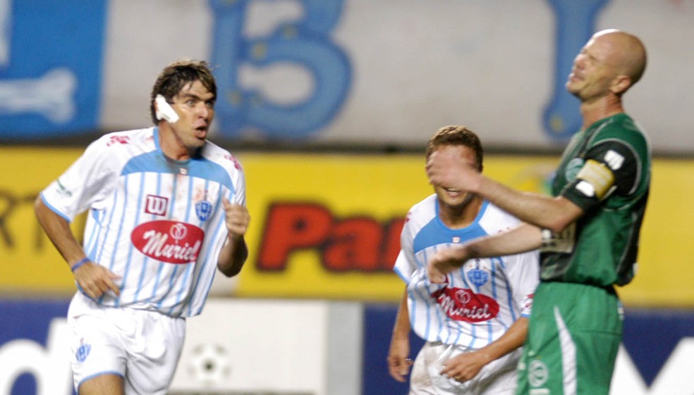 Robgol e Antônio Carlos travaram um duelo à parte no jogo entre Paysandu e Juventude (Foto: Fernando Araujo/Arquivo O Liberal)