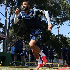 Dorival conversa com Wesley e pede renovação: 