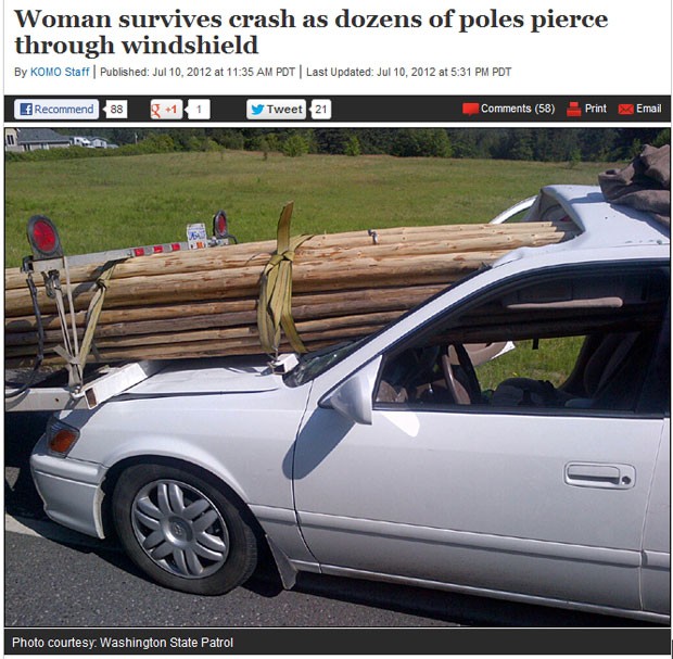 Estacas de madeira atravessaram o vidro do carro que a mulher dirigia (Foto: Reprodução)