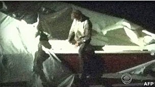 Imagens cedidas pela CBS mostram momento em que Dzhokhar Tsarnaev sai do barco (Foto: BBC/AFP)