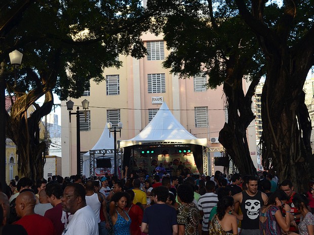 Projeto Sabadinho bom leva dezenas de pessoas para ouvir chorinho em praça pública (Foto: Juliana Brito/G1)