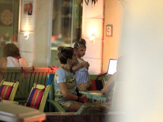 Grazi Massafera com a filha, Sofia, em restaurante na Zona Oeste do Rio (Foto: Delson Silva/ Ag. News)