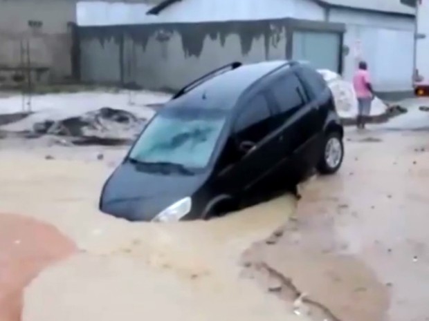 Carro cai em cratera na cidade de Eunápolis (Foto: Reprodução/TV Bahia)